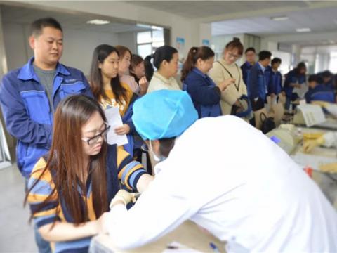 志同道合手牵手 献血救人心连心——龙8头号玩家集团2018年无偿献血运动